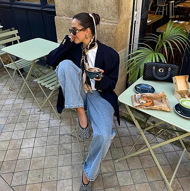 Ni bufandas ni cuellos, los pañuelos estampados clásicos son la tendencia que eleva la elegancia de los looks según las influencers