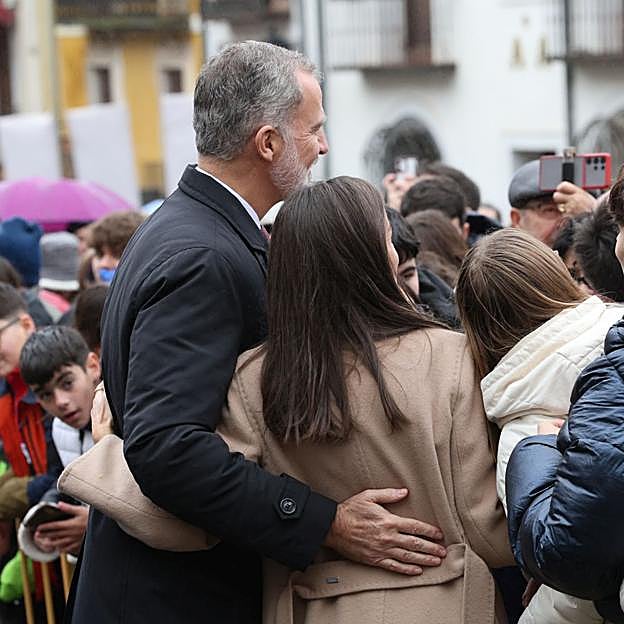 El abrazo de los reyes Felipe y Letizia en Cuenca. 
