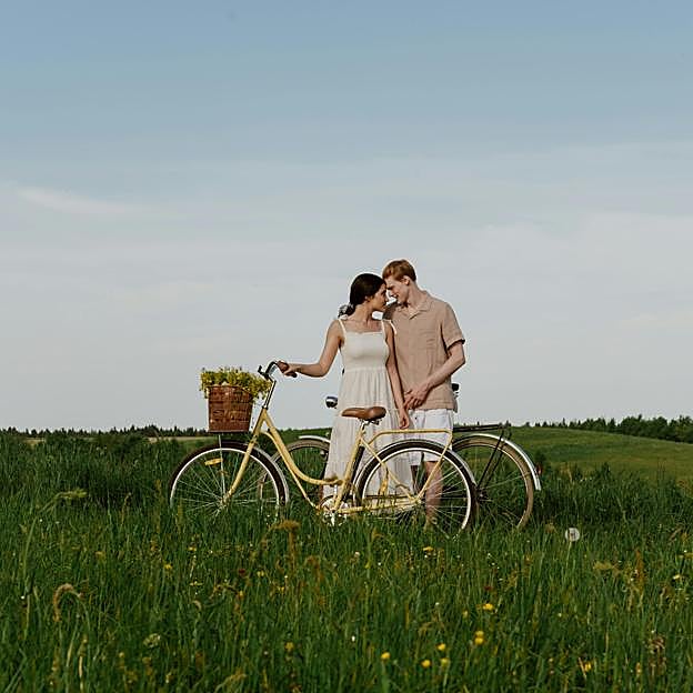 Pareja haciendo ejercicio con bicicletas. 