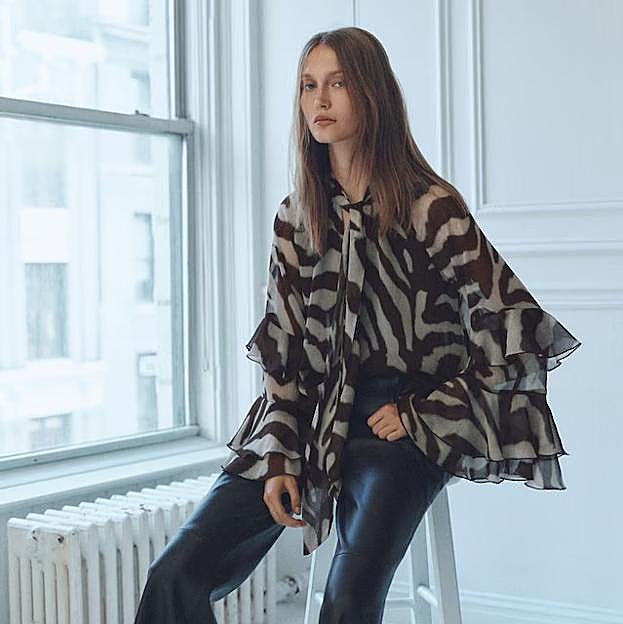 Las mejores blusas estampadas para estrenar hoy y llevar todo el año