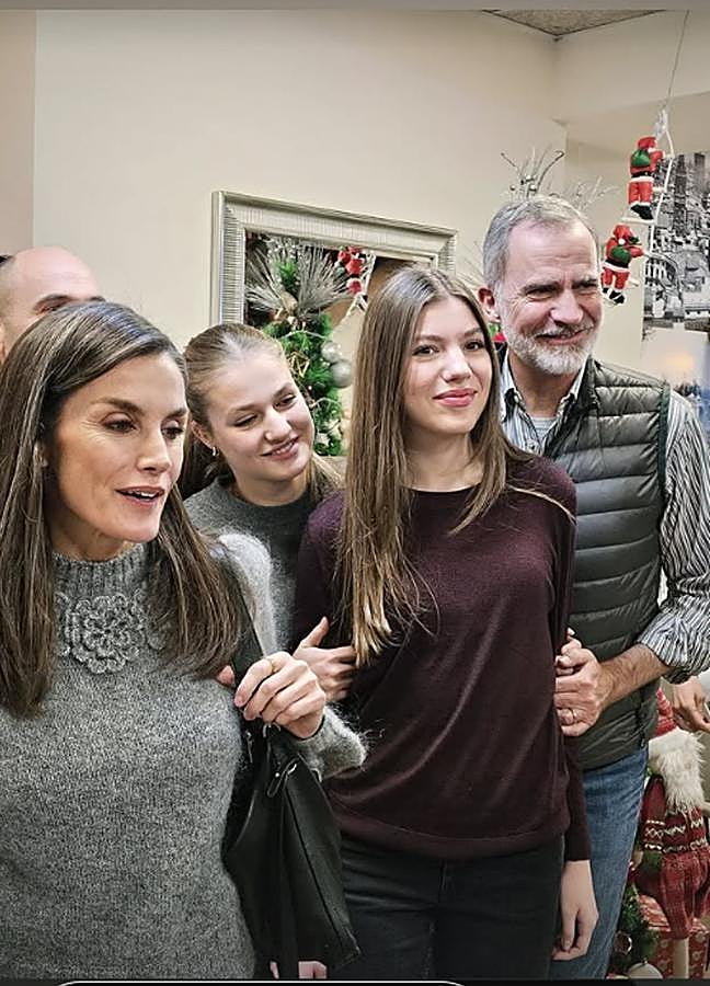 Imagen - La reina Letizia, la princesa Leonor, la infanta Sofía y el rey Felipe en un restaurante en Catarroja. / Instagram: @restaurantealbufera