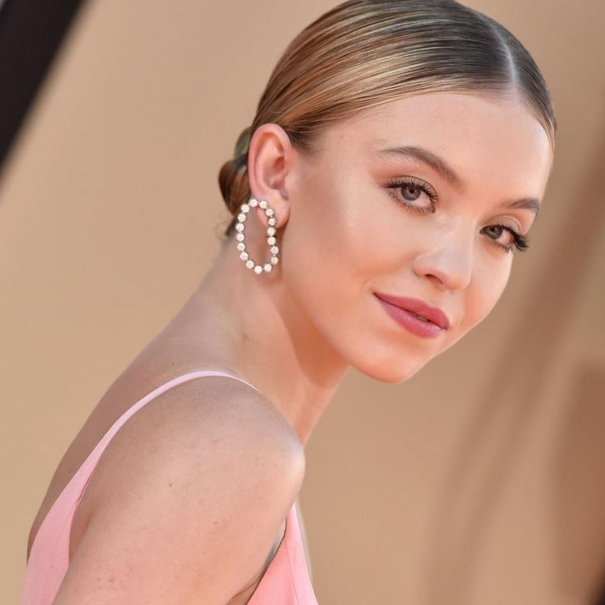 Sydney Sweeney con pestañas larga sy con volumen