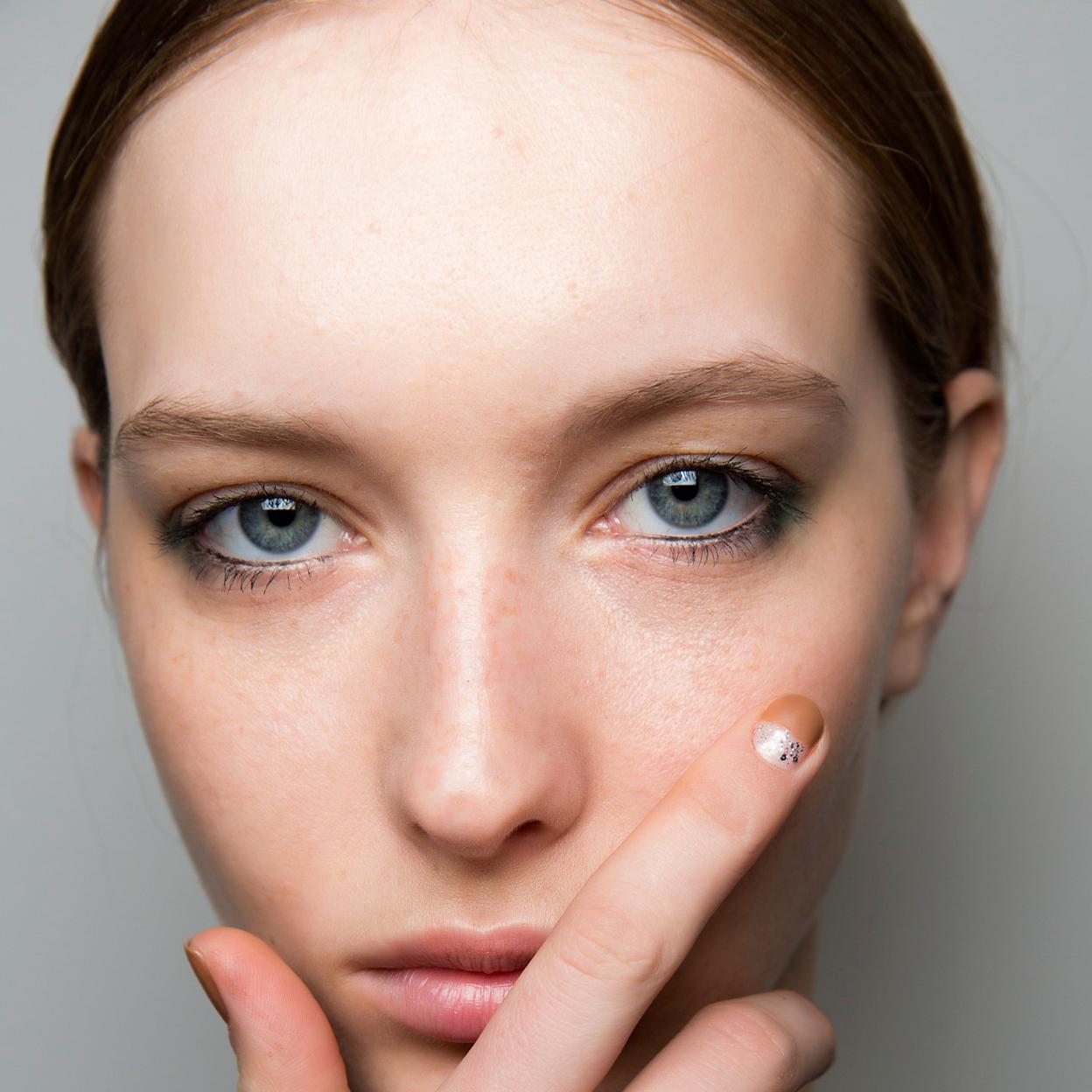 Uñas navideñas en Mocha Mousse para las que huyen de los tonos clásicos