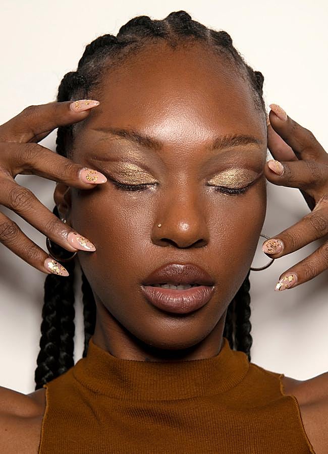 Imagen - Una manicura de uñas con toques dorados. Foto: Launchmetrics spotligh.