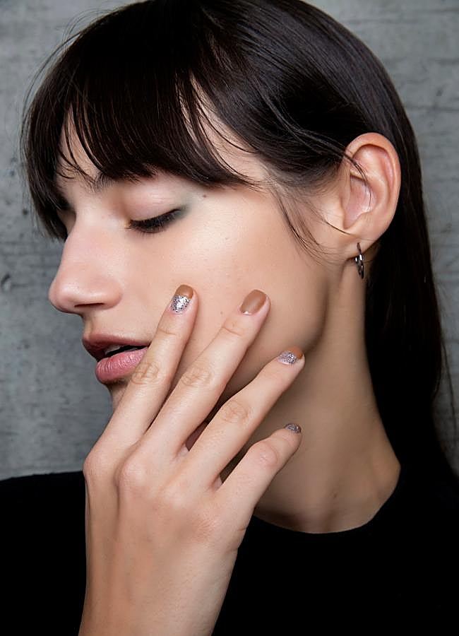 Imagen - Una manicura en plateado y marrón. Foto: Launchmetrics spotlight