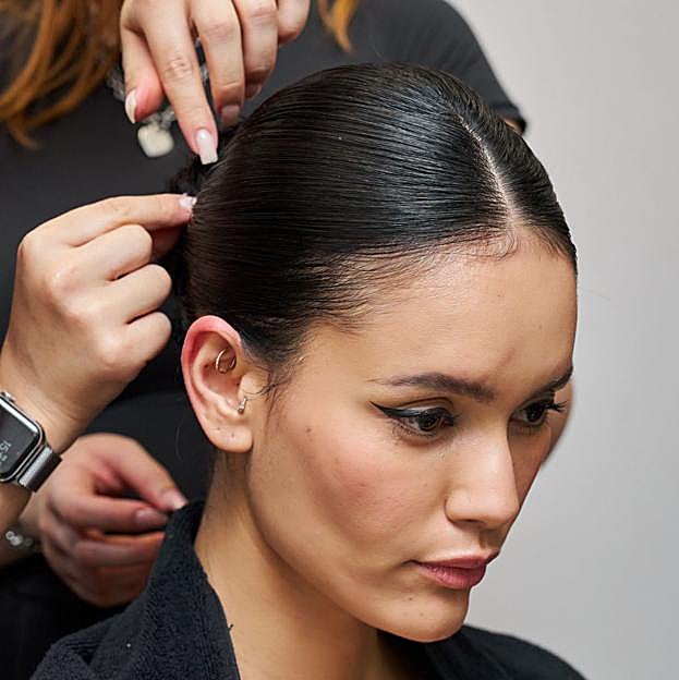 Así se hace un moño bajo.