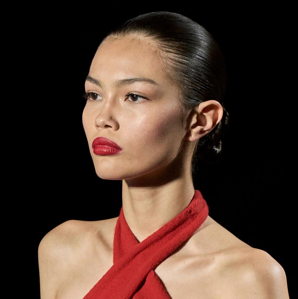 Una modelo con un moño bajo.