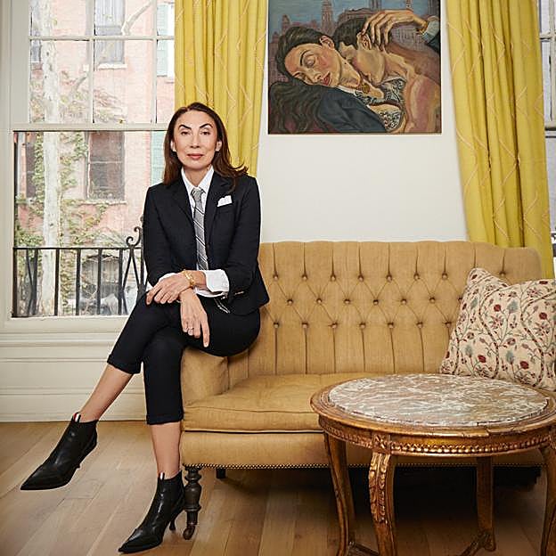 Anh Duong con traje de Thom Browne en su apartamento de Nueva York. 