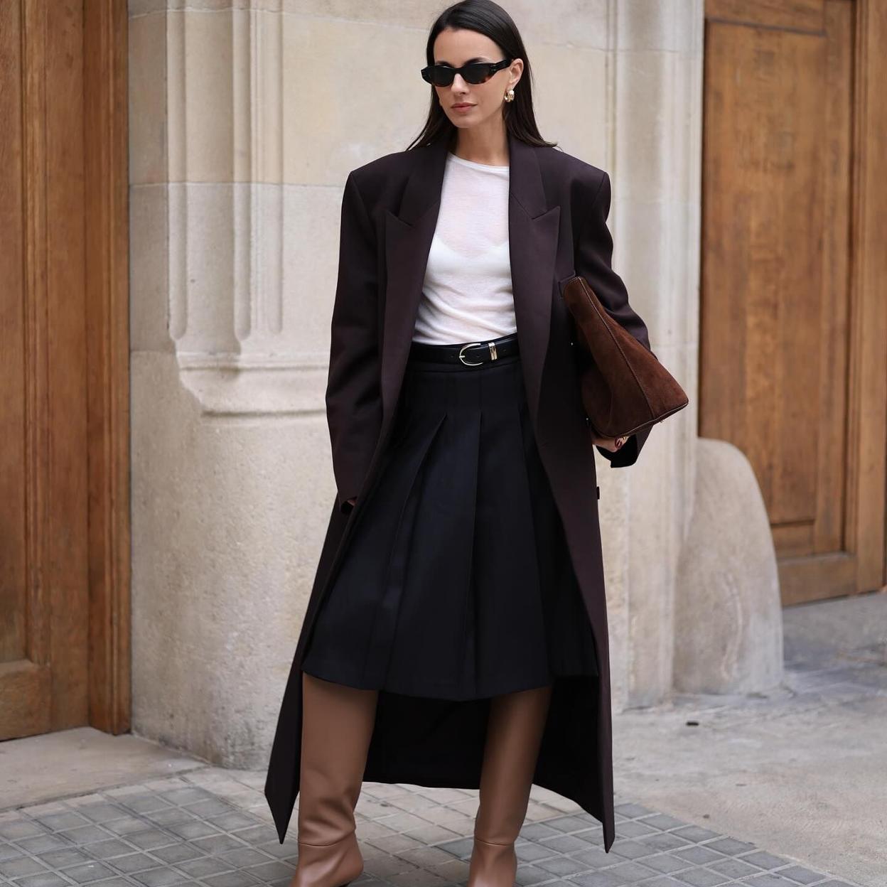 Influencer con falda de tablas midi