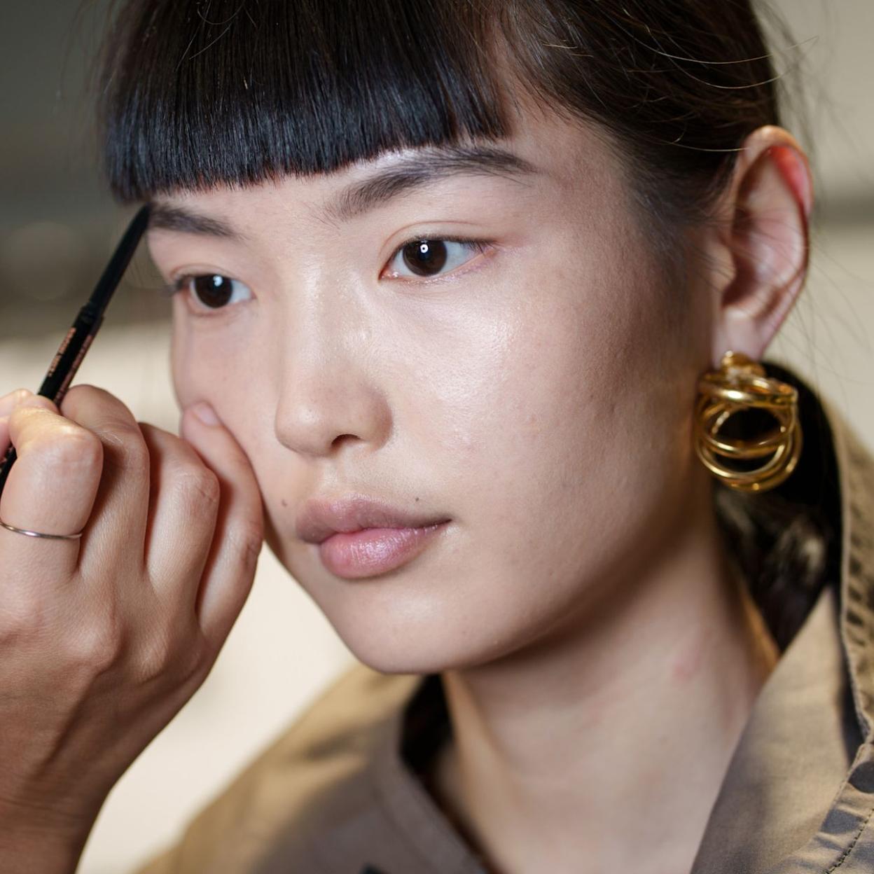 Modelo japonesa siendo maquillada