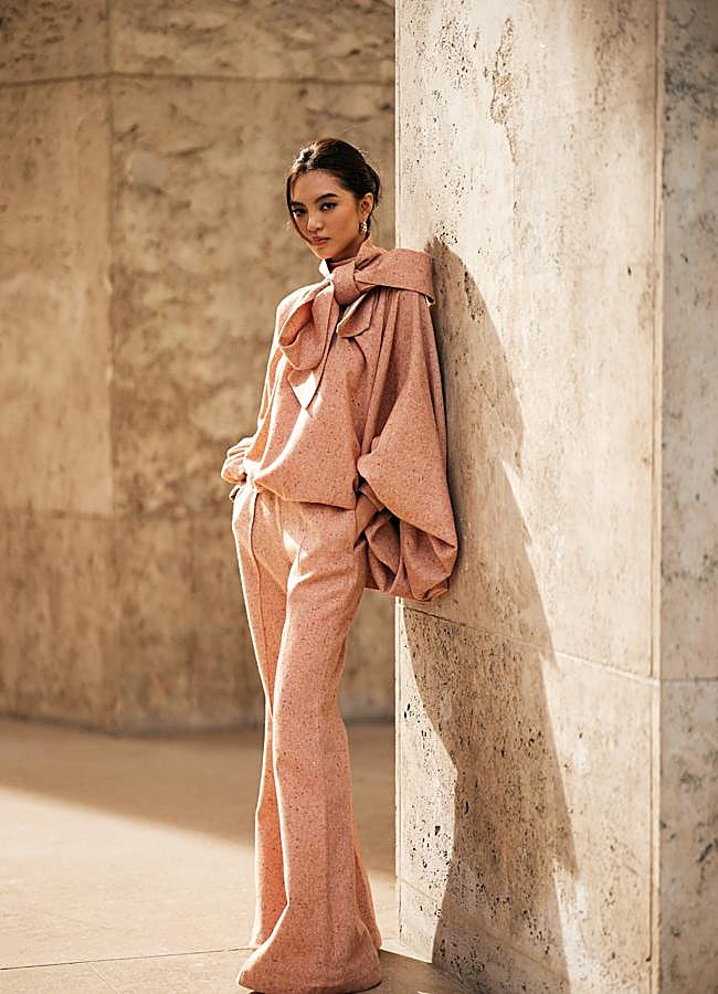 Imagen - Un look con blusa con detalle de maxi lazo. Foto: Launchmetrics spotlight.