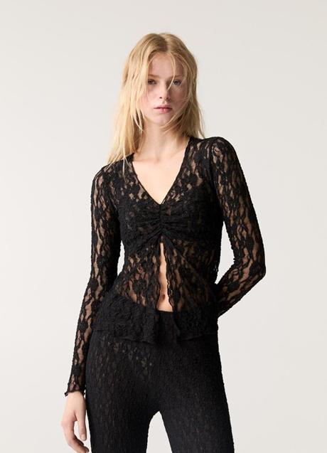 Imagen - Blusa de encaje negro de Pull & Bear (17,99 euros)
