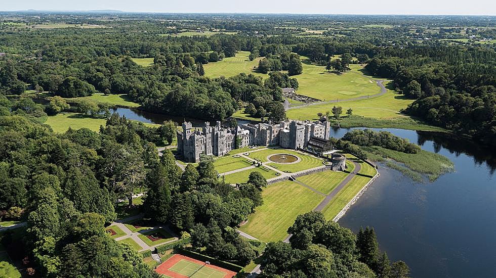 Ashford Castle, frente al lago Corrib. Antigua residencia veraniega de la familia Guinness, sus suites han alojado a presidentes (Reagan, Kennedy), celebrities y hasta a la realeza inglesa. Un refugio de exclusividad y buen gusto donde es posible cumplir casi cualquier deseo.