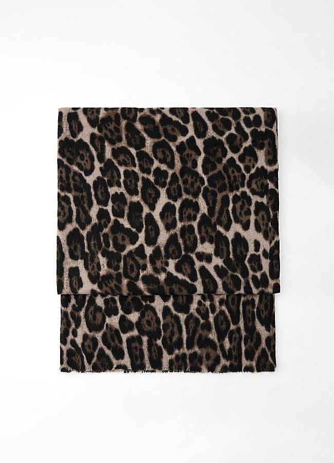 Imagen - Bufanda con estampado de leopardo de Zara (19,95 euros).