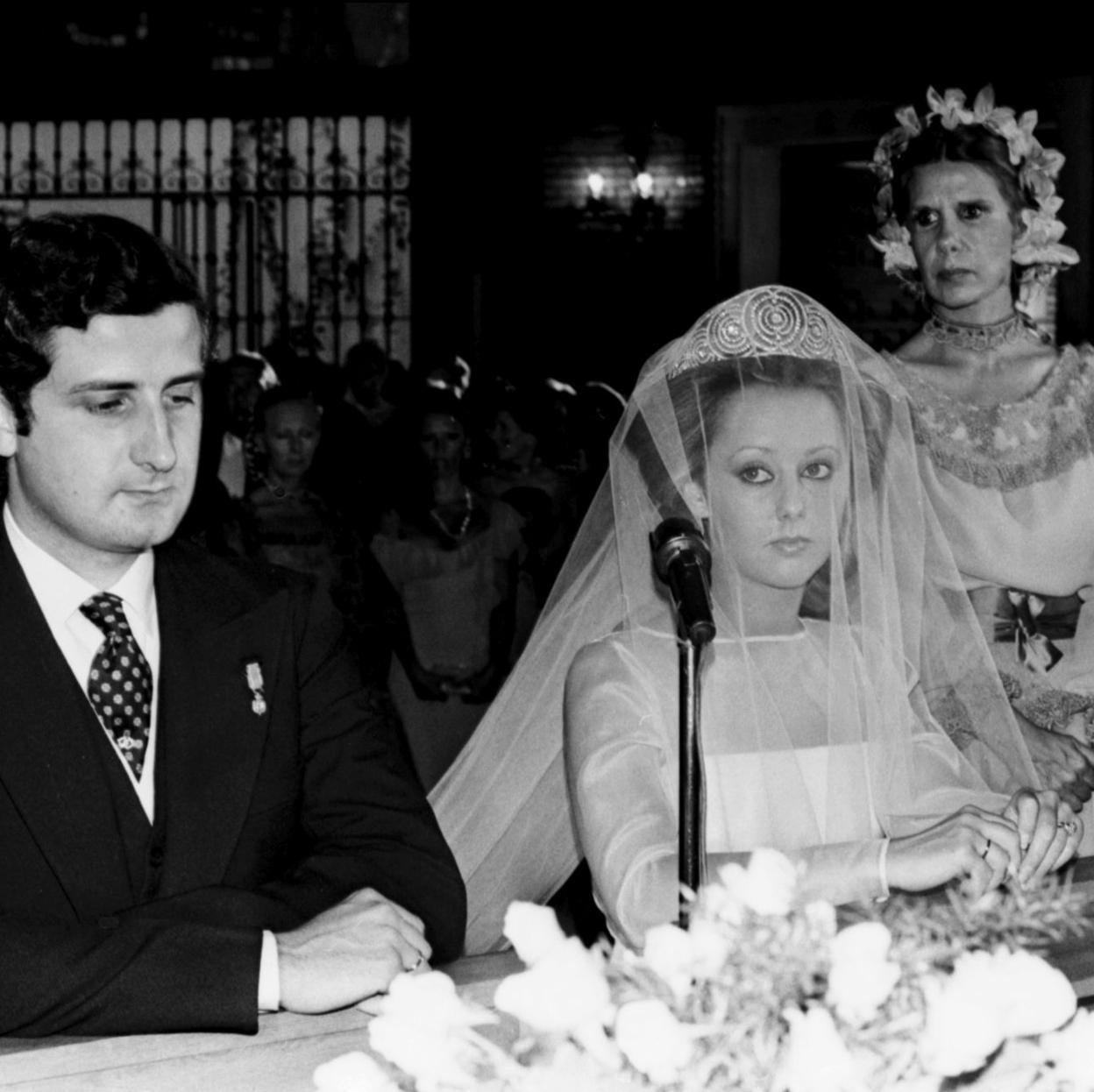 La duquesa de Alba fue la madrina de boda de su hijo Alfonso y su nuera María. 