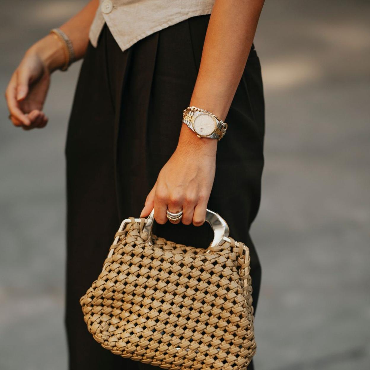 Un look de street style con reloj joya.