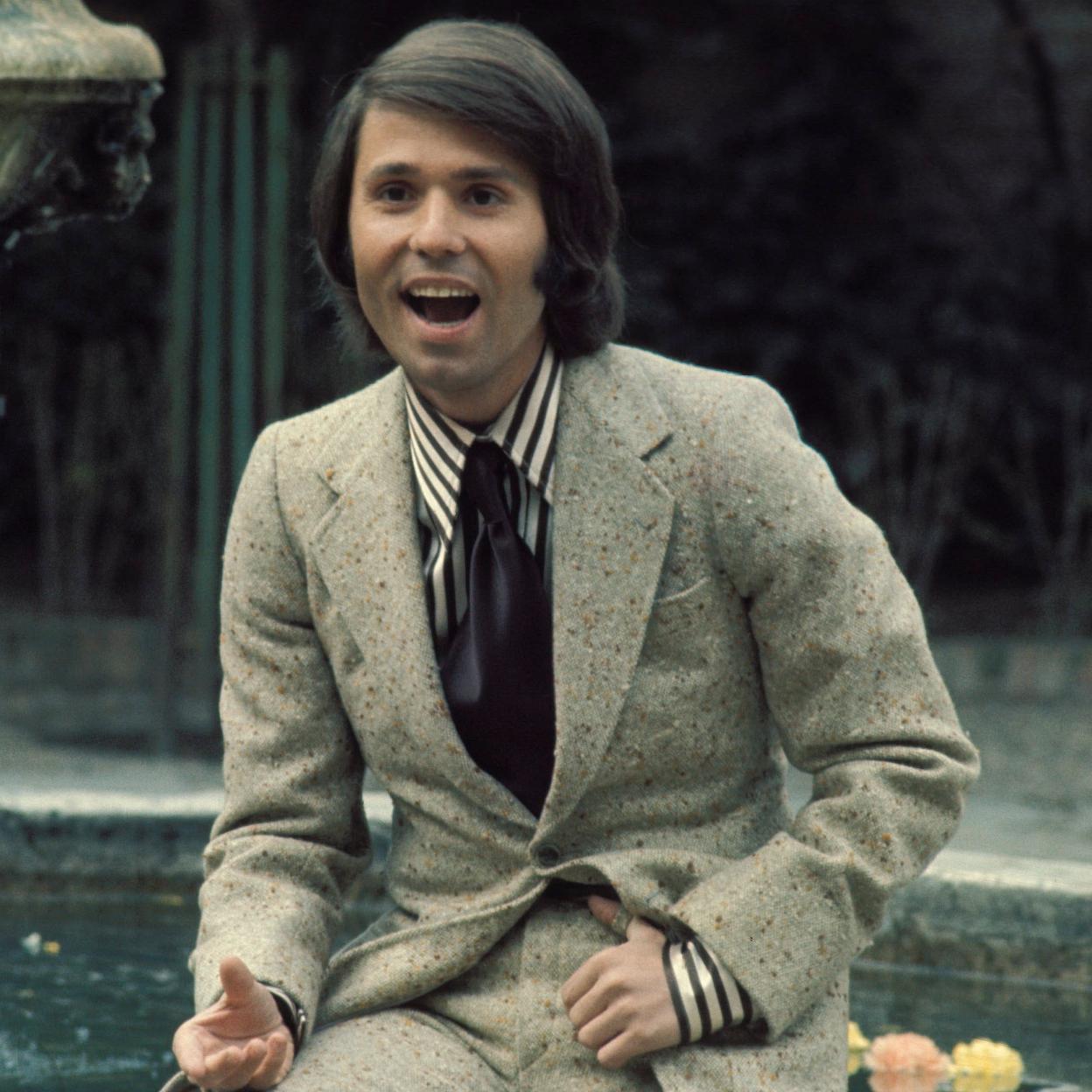 Raphael, mucho antes de recibir en su familia a dos nueras famosas: Amelia Bono y la actriz Toni Acosta. 