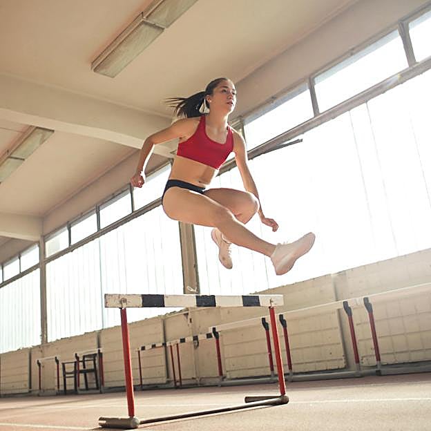 Mujer haciendo salto. 