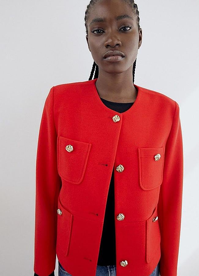 Imagen - Chaqueta boxy color rojo con botones dorados