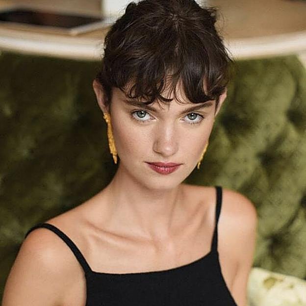 Modelo con flequillo despuntado versión rizada