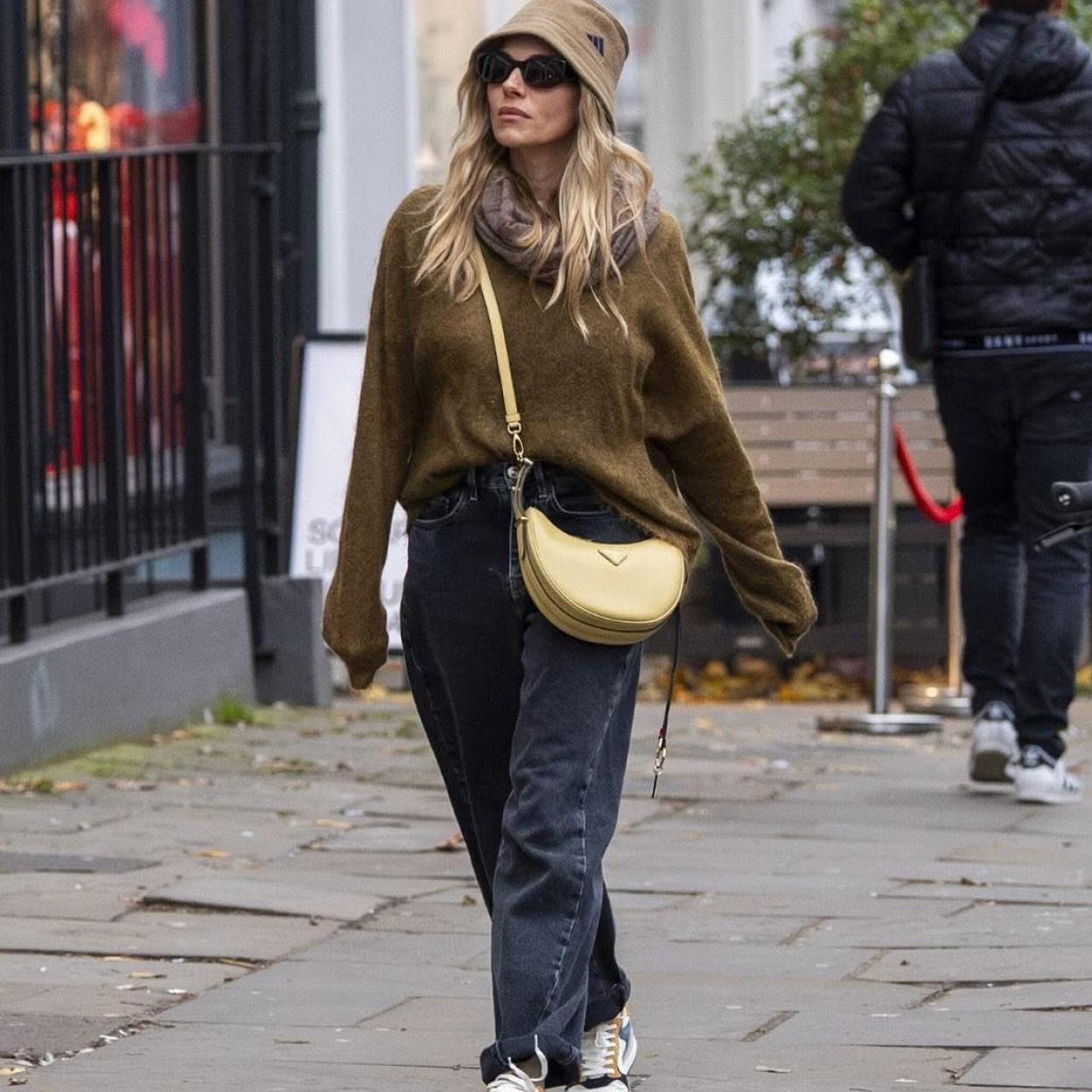 Sienna Miller con zapatillas de la firma Hoff.