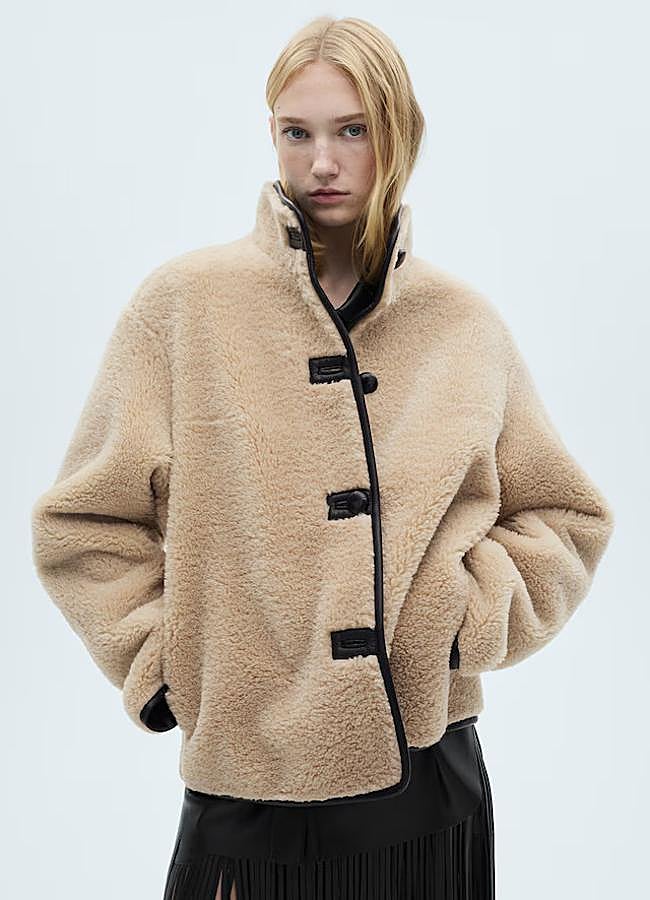 Imagen - Abrigo de pelo con apliques de Mango. 