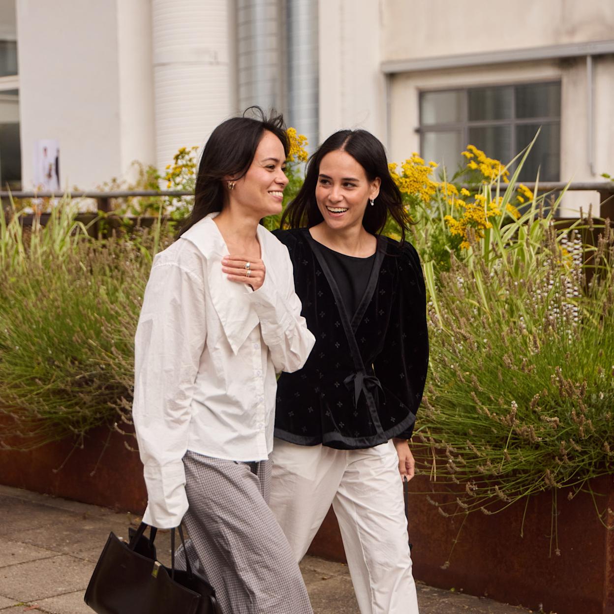 Las camisas de cuello bobo regresan este 2025