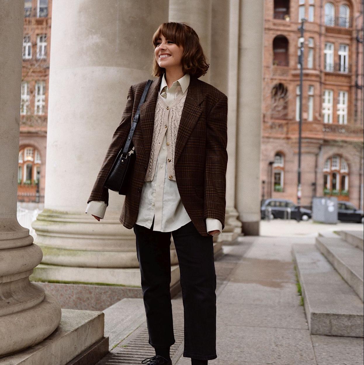 Influencer con chaleco de punto en look clásico