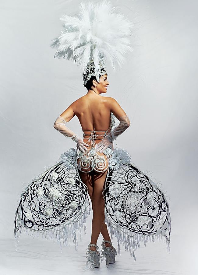 Imagen - El look de Cristina Pedroche imita pezones de los que emanan leche materna cristalizada.