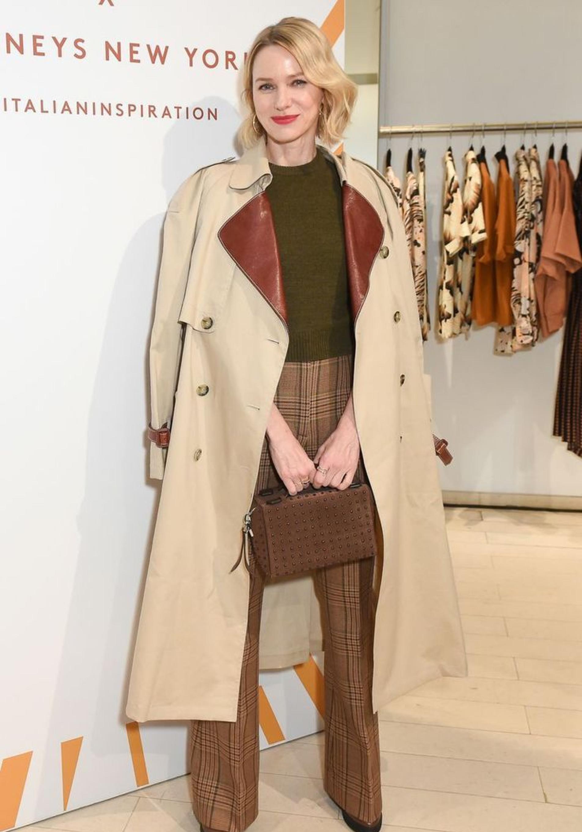 Naomi Watts a los 50 con look elegante con pantalones de cuadros