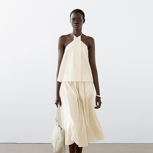 Falda elástica con vuelo color crudo