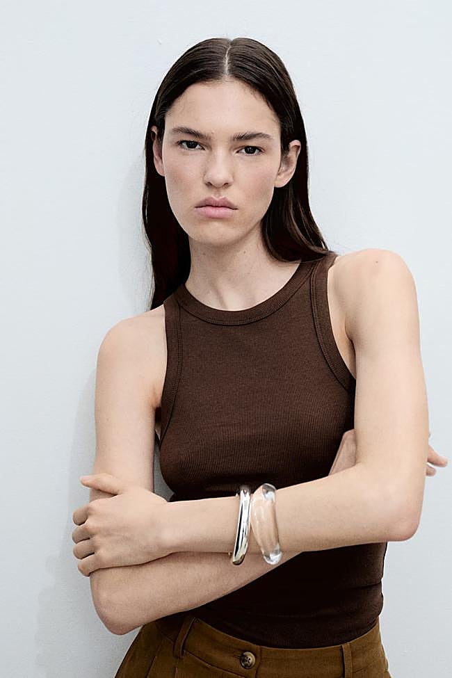 Camiseta con cuello halter en marrón de Mango.