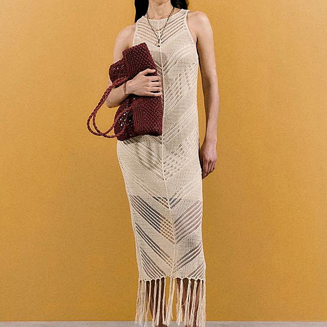 Vestido de punto calado con flecos