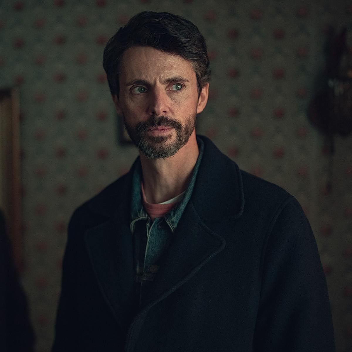 Matthew Goode como Carl Mock en una imagen de Dept. Q, el nuevo thriller de Netflix.