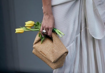 Las francesas adoran este bolso atemporal que combina con cualquier look de verano