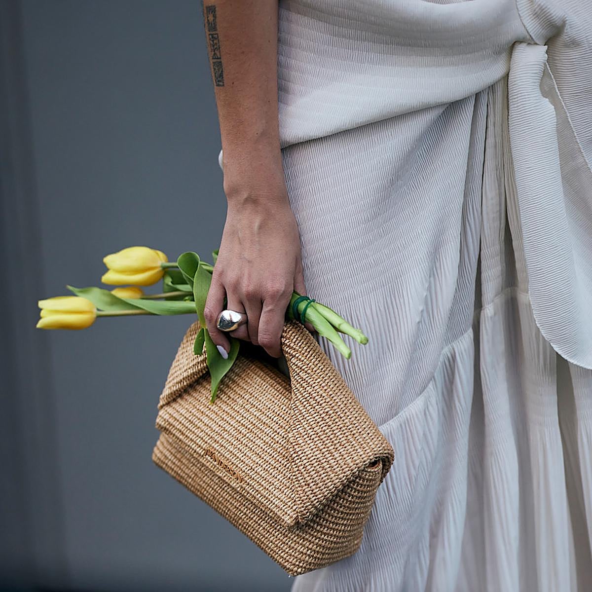 Mujer con bolso de verano