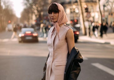 Chalecos con escote cuadrado, la alternativa más elegante a las camisas de lino para ir a la oficina en verano