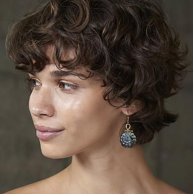 Modelo con tendencia de corte de pelo bixie rizado