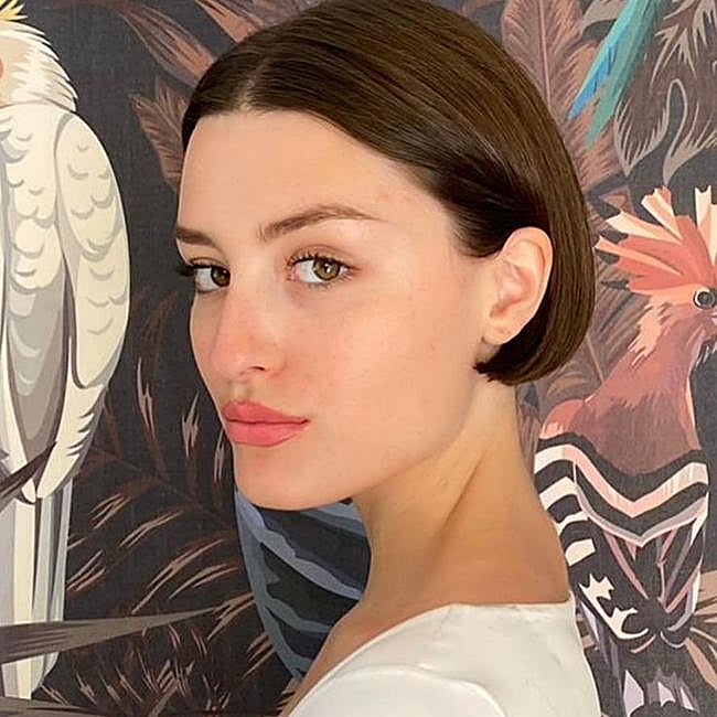 Modelo con corte de pelo bob corto