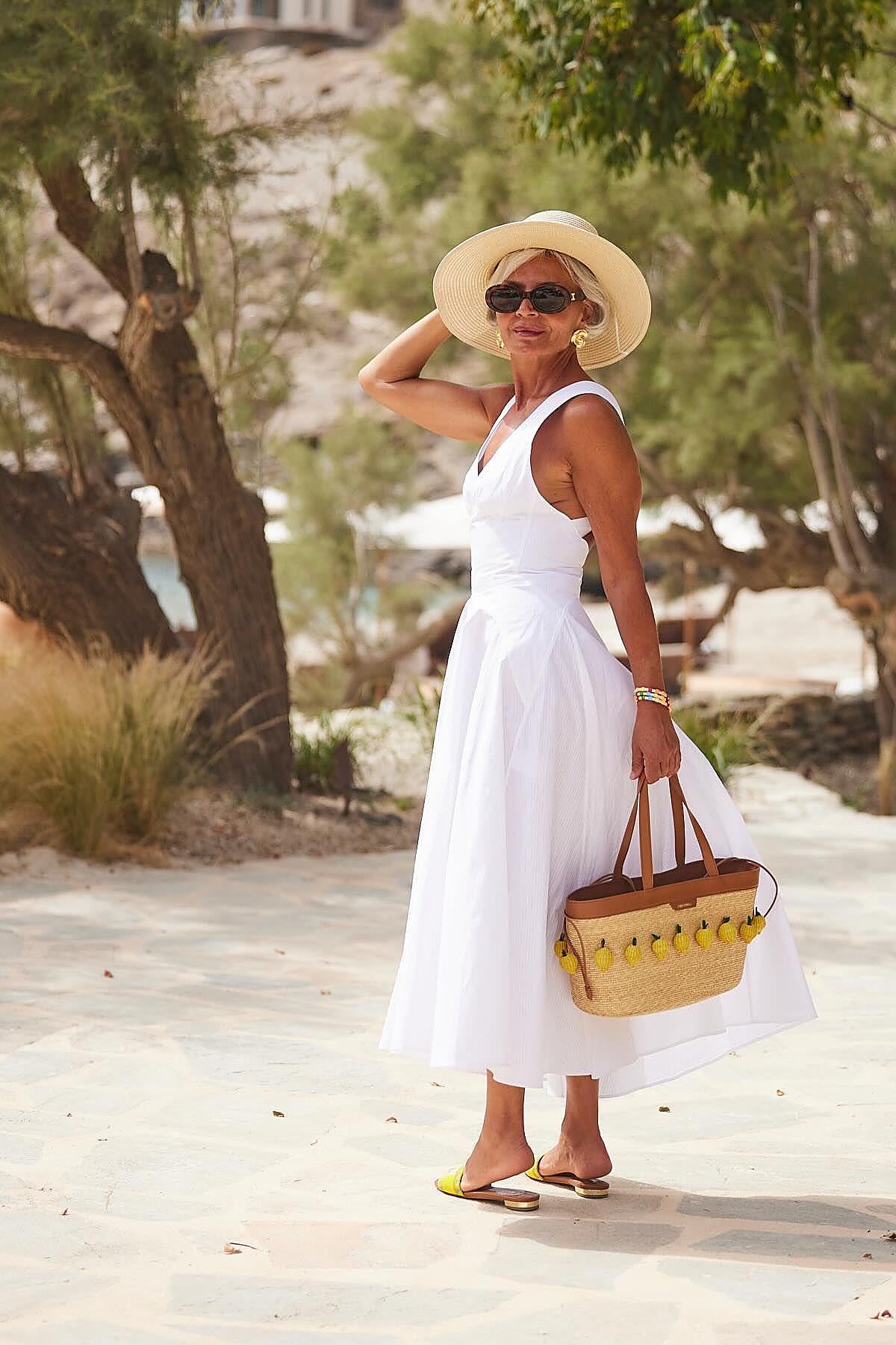 Influencer mayor de 50 años con vestido de vacaciones