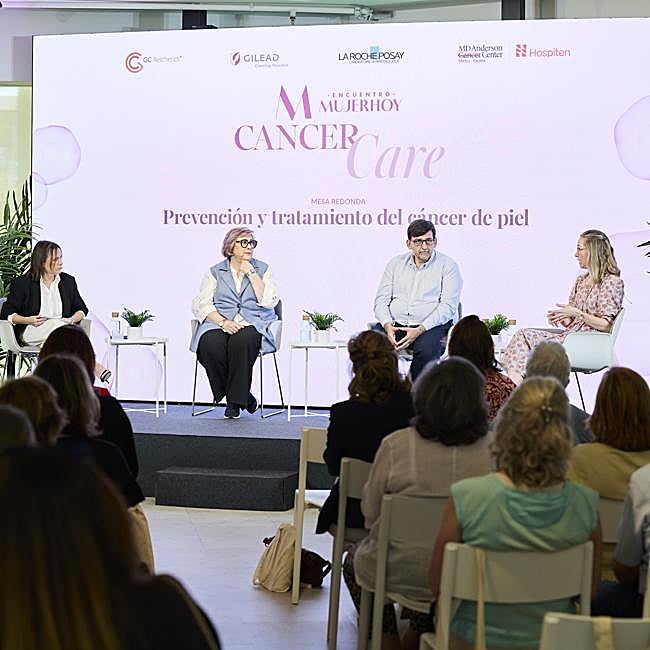 La primera mesa redonda de Mujerhoy Cancer Care trató sobre 'Prevención y tratamiento del cáncer de piel', y en ella participaron Leonor Prieto, directora Científica de L'Oréal Dermatological Beauty España; el dr. Jacobo Cabañas, responsable de la Unidad Multidisciplinar de Piel y Melanoma de MD Anderson Cancer Center Madrid-Hospiten y la dra. Marta Andreu, especialista en Dermatología del mismo centro.