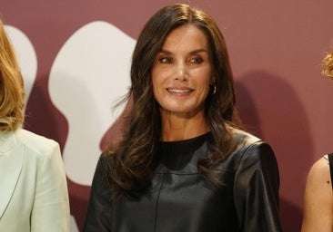 La reina Letizia reaparece con su look más inesperado: top crop y pantalones efecto piernas largas