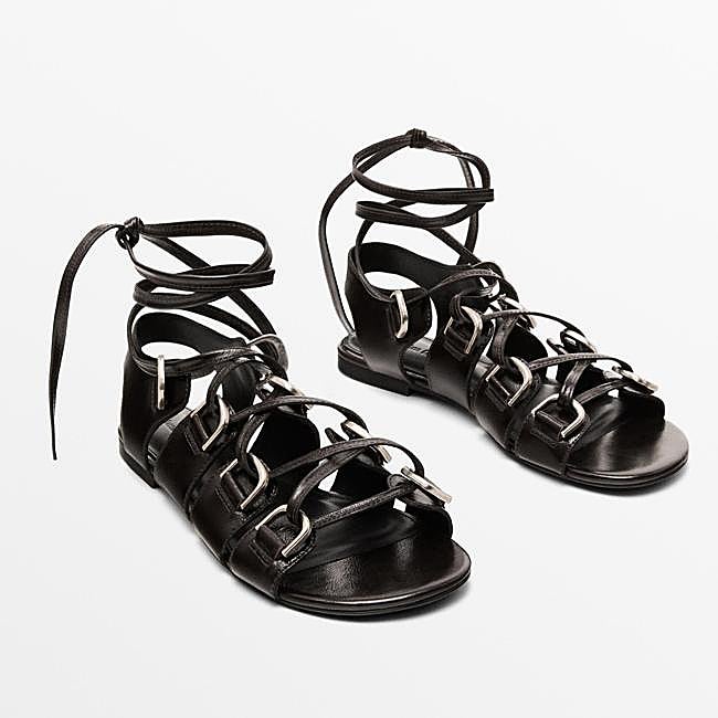 Las sandalias de Massimo Dutti de anillas.