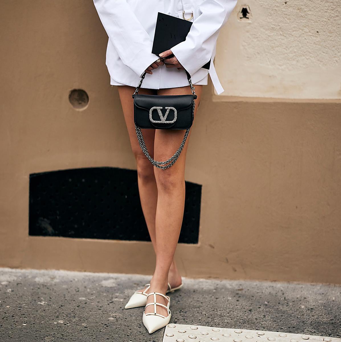 Look con zapatos destalonados