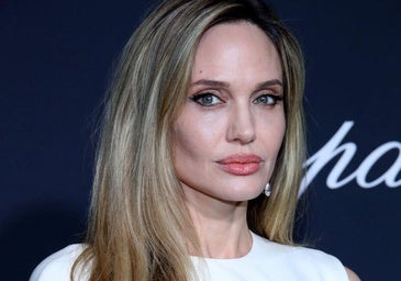 Angelina Jolie con un maquillaje de ojos marcado.