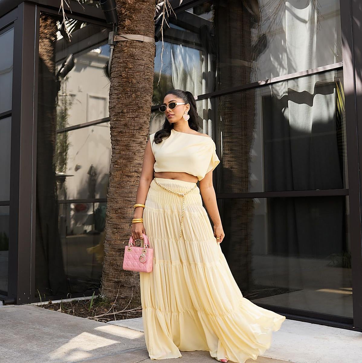 Influencer con falda amarilla tendencia para verano