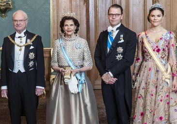 Los reyes Carlos Gustavo y Silvia de Suecia, junto a los príncipes Daniel y Victoria.