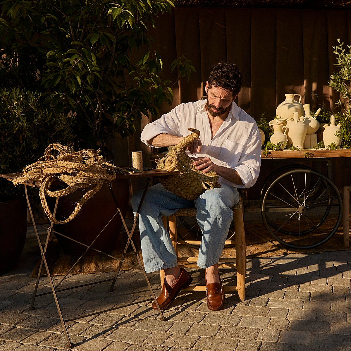 El artesano extremeño Javier S. Medina mostrando su trabajo en la gran noche de Las Rozas Village.