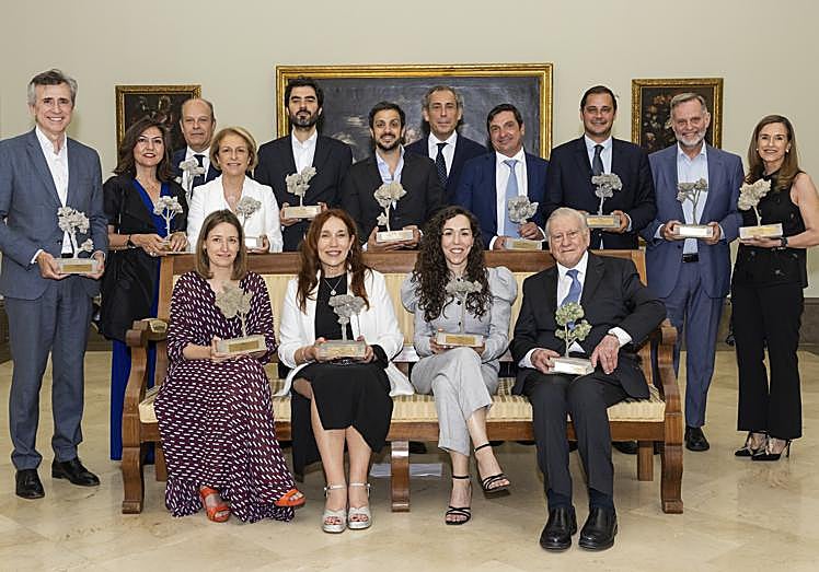 Foto de familia con las esculturas de árboles en un salón de la Real Academia de Bellas Artes.