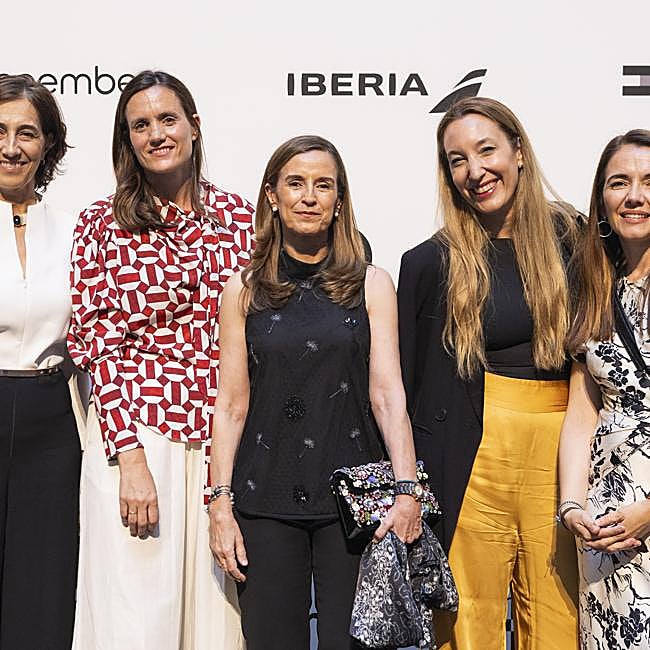 Equipo de Ecoembes: Begoña de Benito, directora de Relaciones Externas; Teresa Gallastegui, directora de Personas y Organización; Rosa Trigo, CEO de Ecoembes; Dorleta Vicente, directora de Asuntos Legales y ESG; y Nieves Rey, directora de Comunicación y Marketing.